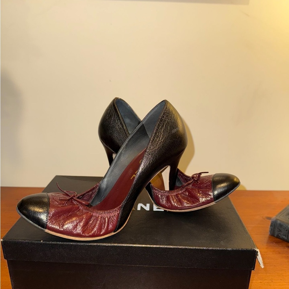 CHANEL Rouge/Noir Pumps With Coco mark/ribbon